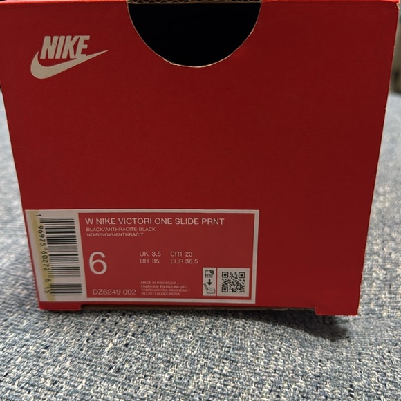 Women’s Nike Slides EUC - Picture 5 of 5